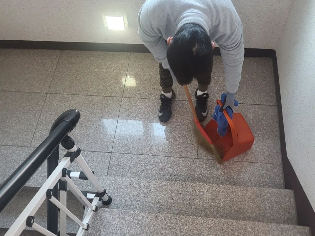 고양시 덕양구 도내동 빌라 공동현관 장비 주변 정밀 위생청소 사례 - 행진크린