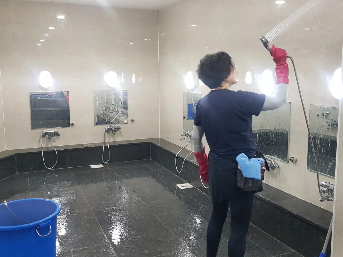 양주시 봉양동 목욕탕 탈의실·파우더룸 바닥 위생청소 사례 - 행진크린